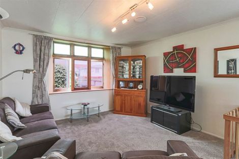 Photo of property in 2 Carrington Street, Inglewood, 4330