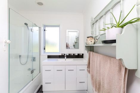 Photo of property in 2 Tayler Street, Eltham, 4322