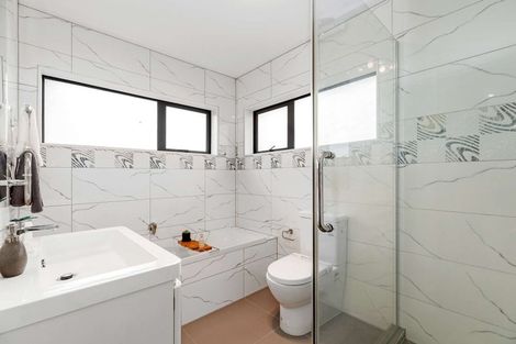 Photo of property in 12 San Casello Rise, Henderson, Auckland, 0612