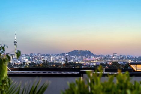 Photo of property in 2/46 Raleigh Road, Northcote, Auckland, 0627