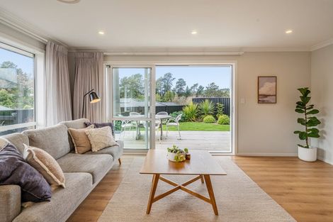 Photo of property in 15 Rewarewa Way, Timberlea, Upper Hutt, 5018