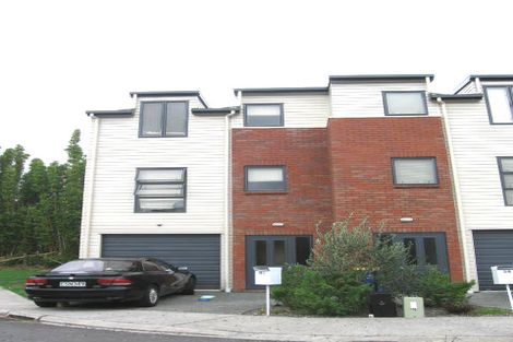 Photo of property in 32 Verdale Circle, Glen Eden, Auckland, 0602