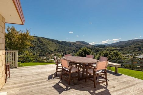 Photo of property in 85 Emerald Hill Drive, Birchville, Upper Hutt, 5018