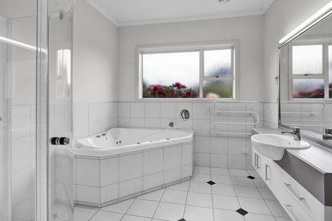 Photo of property in 8 Edna Wills Place, Hawera, 4610