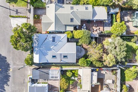 Photo of property in 27 Hinau Street, Eastbourne, Lower Hutt, 5013