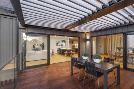 Photo of property in 2 Bluewater View, Mount Pleasant, Christchurch, 8081