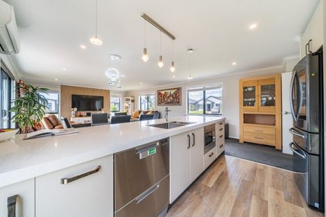 Photo of property in 3 Te Kaeaea Crescent, Wallaceville, Upper Hutt, 5018