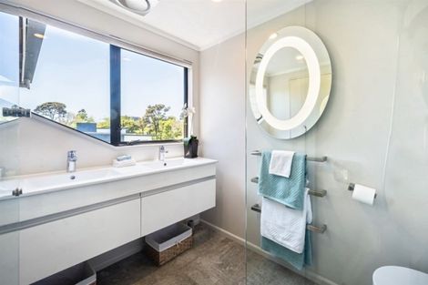 Photo of property in 16 Wainoni Heights, Greenhithe, Auckland, 0632