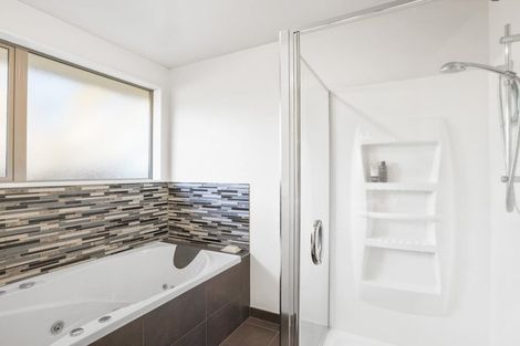 Photo of property in 76 Willowview Drive, Redwood, Christchurch, 8051