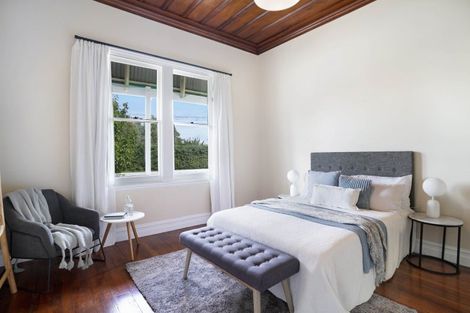 Photo of property in 100 Jellicoe Street, Martinborough, 5711