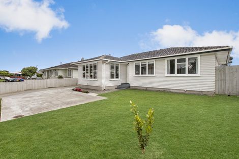 Photo of property in 11 Windrush Close, Mangere, Auckland, 2022