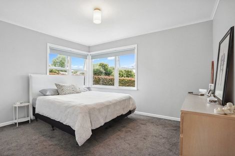 Photo of property in 4 Maunder Place, New Lynn, Auckland, 0600