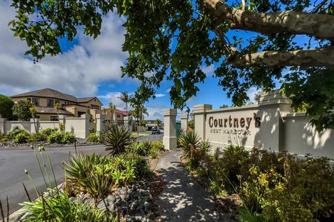 Photo of property in 5 Courtneys, West Harbour, Auckland, 0618