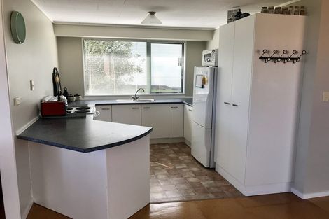 Photo of property in 2 Dudley Crescent, Cable Bay, 0420