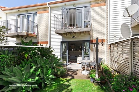 Photo of property in Tuscany Way, 19/3 Ambrico Place, New Lynn, Auckland, 0600