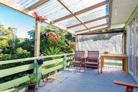 Photo of property in 68 Rauhuia Crescent, Parau, Auckland, 0604