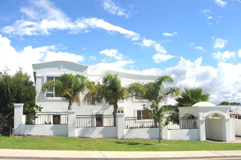 Photo of property in 17b Sharon Road, Waiake, Auckland, 0630