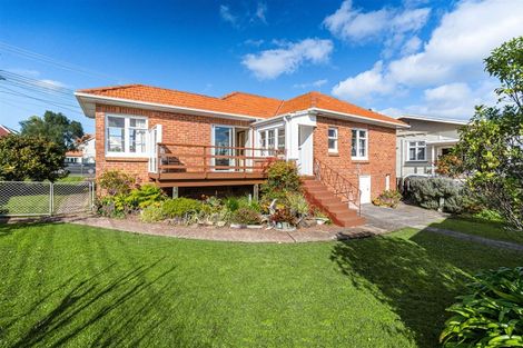 Photo of property in 52 Old Lake Road, Narrow Neck, Auckland, 0624