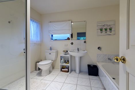 Photo of property in 35 Chamari Close, Titirangi, Auckland, 0604