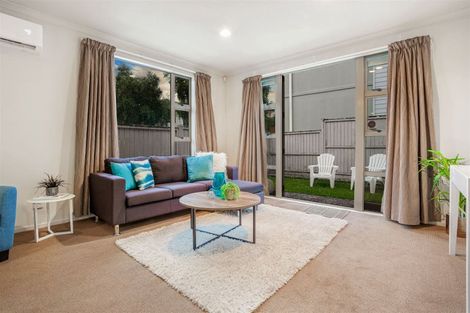 Photo of property in 37 Verdale Circle, Glen Eden, Auckland, 0602