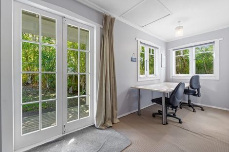 Photo of property in 42 Mountain Road, Henderson Valley, Auckland, 0612