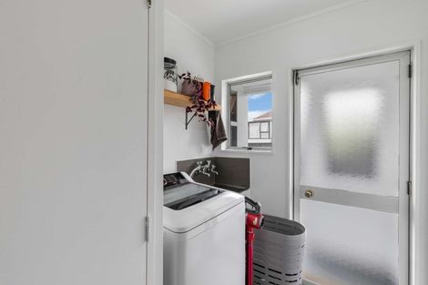 Photo of property in 22 Edgewater Parade, Waiuku, 2123