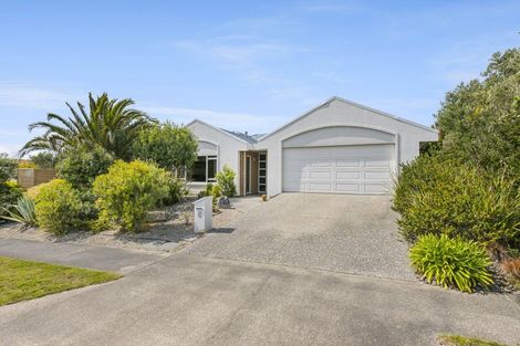 Photo of property in 43 Quadrant Heights, Paraparaumu, 5032