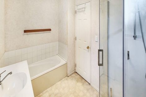 Photo of property in 50 De Havilland Drive, Goodwood Heights, Auckland, 2105