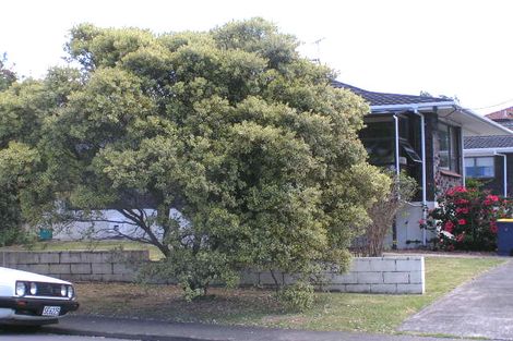 Photo of property in 2/2a Kauri Glen Road, Northcote, Auckland, 0627