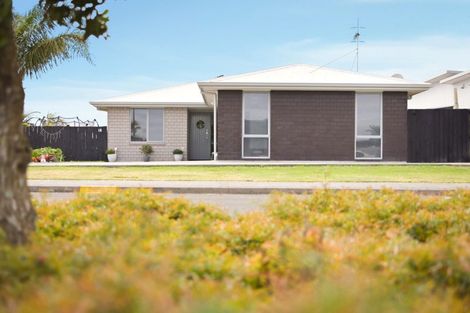 Photo of property in 11 Coutts Street, Papamoa Beach, Papamoa, 3118