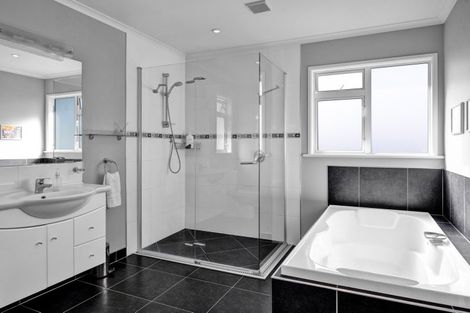 Photo of property in 15 Anderson Way, Highlands Park, New Plymouth, 4312