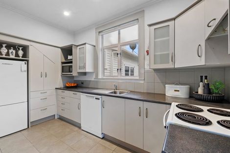 Photo of property in 13 Paynters Avenue, Strandon, New Plymouth, 4312