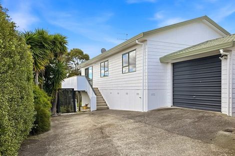 Photo of property in 1/4 Knott Road, Stanmore Bay, Whangaparaoa, 0932