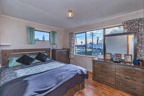 Photo of property in 24 Karaka Crescent, Levin, 5510