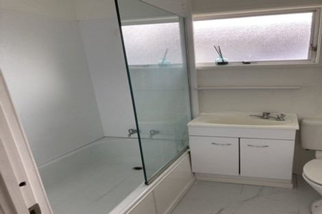 Photo of property in 1/247 Wairau Road, Totara Vale, Auckland, 0627