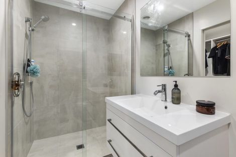 Photo of property in 102 Boord Crescent, Kumeu, 0891