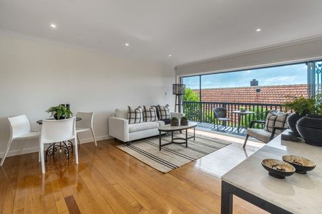 Photo of property in 2/29 Pupuke Road, Takapuna, Auckland, 0622