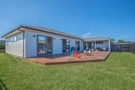 Photo of property in 2 Madden Avenue, Kumeu, 0810