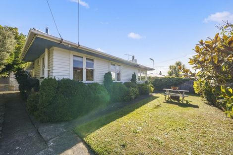 Photo of property in 8 Balmain Street, Newlands, Wellington, 6037