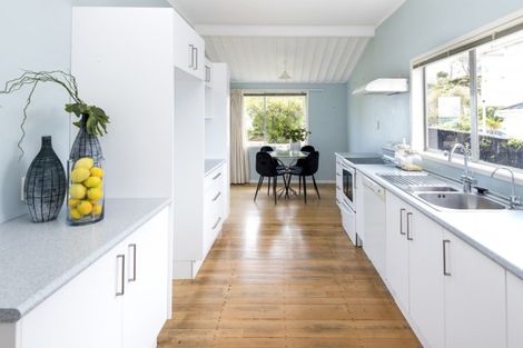 Photo of property in 72a Marine Parade, Mellons Bay, Auckland, 2014