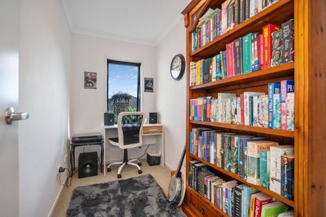 Photo of property in 2 Holcombrooke Lane, Welcome Bay, Tauranga, 3175