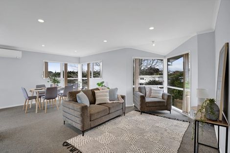 Photo of property in 10 Fairview Place, Westown, New Plymouth, 4310