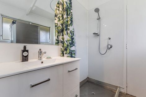 Photo of property in 13 Te Ahuahu Road, Piha, New Lynn, 0772