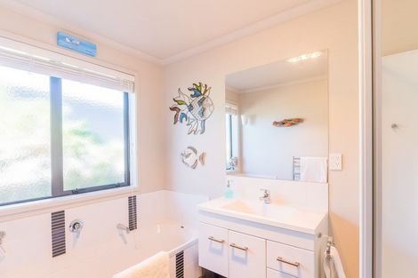 Photo of property in 11 Tauhou Place, Waikanae, 5036