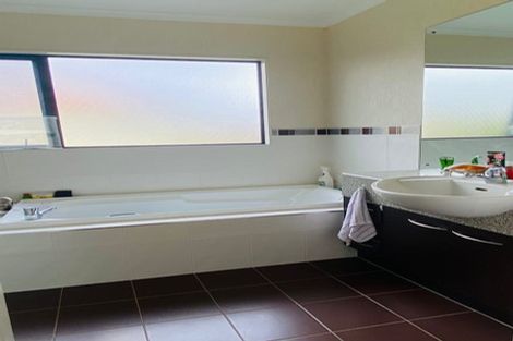 Photo of property in 26 Thornbury Crescent, East Tamaki Heights, Auckland, 2016