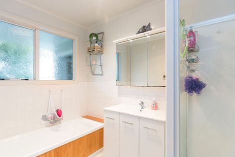 Photo of property in 6 Link Road, Newlands, Wellington, 6037