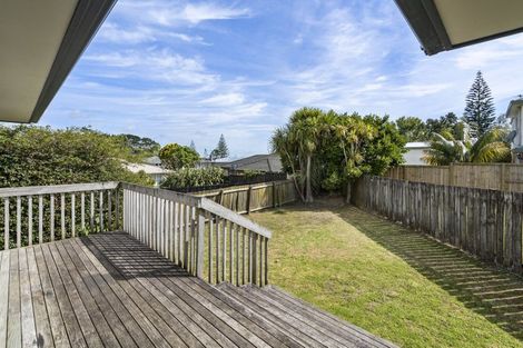 Photo of property in 3 Phelps Place, Glendene, Auckland, 0602