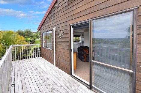 Photo of property in 14 Royalty Rise, Red Beach, 0932