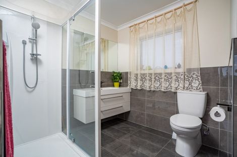 Photo of property in 2 Waitemata Drive, One Tree Point, 0118