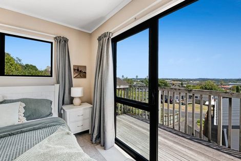 Photo of property in 2/10 Sevilla Place, Unsworth Heights, Auckland, 0632